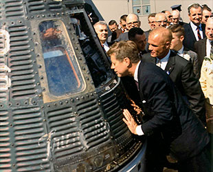 President-John-F.-Kennedy-peers-into-the-Friendship-7-Mercury-capsule-with-astronaut-John-Glenn-while-touring-Cape-Canaveral-in-Florida-in-February-1962.-NASA